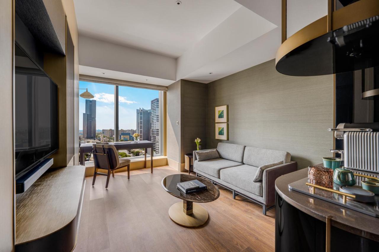 Intercontinental Kaohsiung By Ihg Otel Dış mekan fotoğraf A suite at The Ritz-Carlton, Osaka
