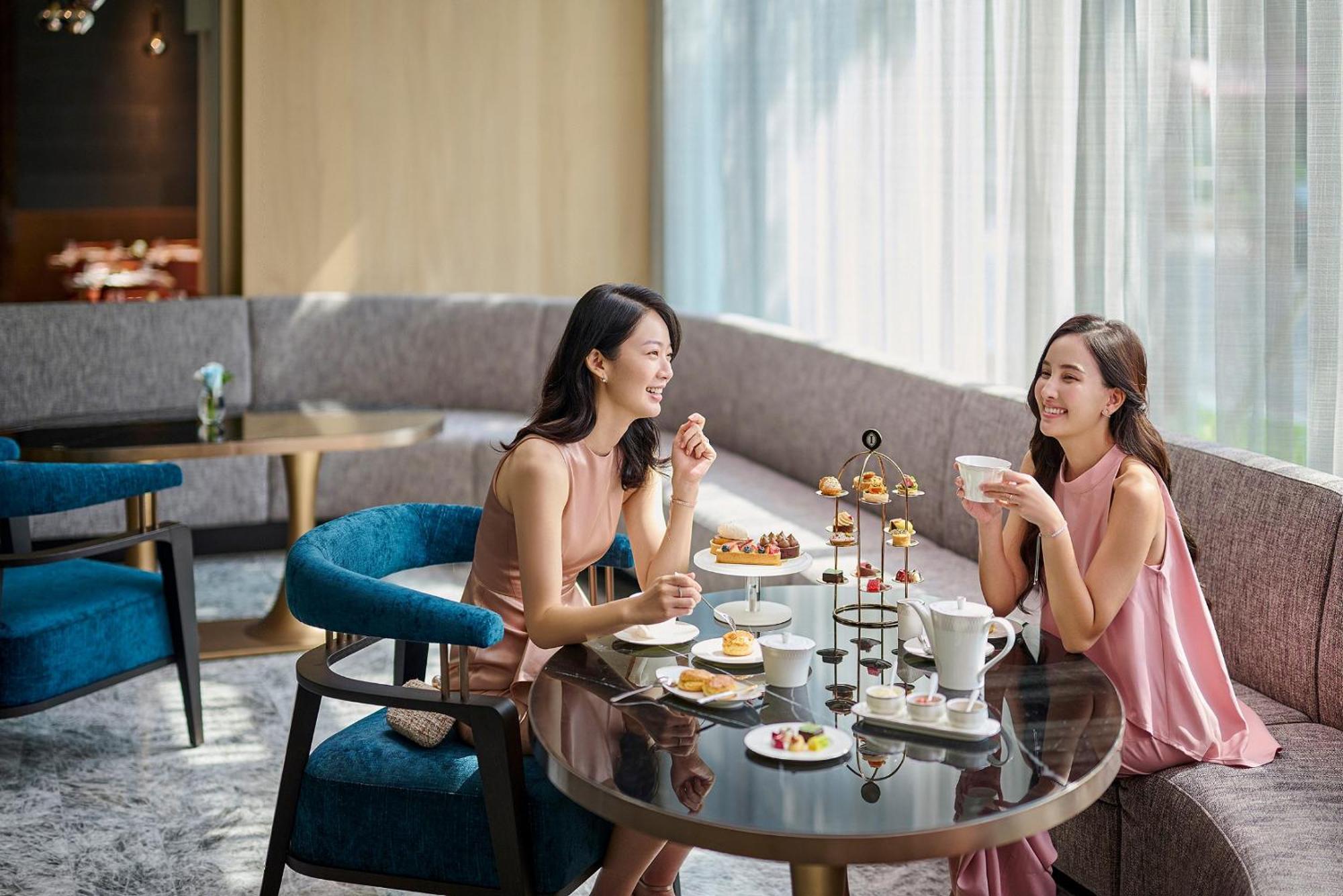 Intercontinental Kaohsiung By Ihg Otel Dış mekan fotoğraf Afternoon tea at The Lounge, The Landmark, Hong Kong