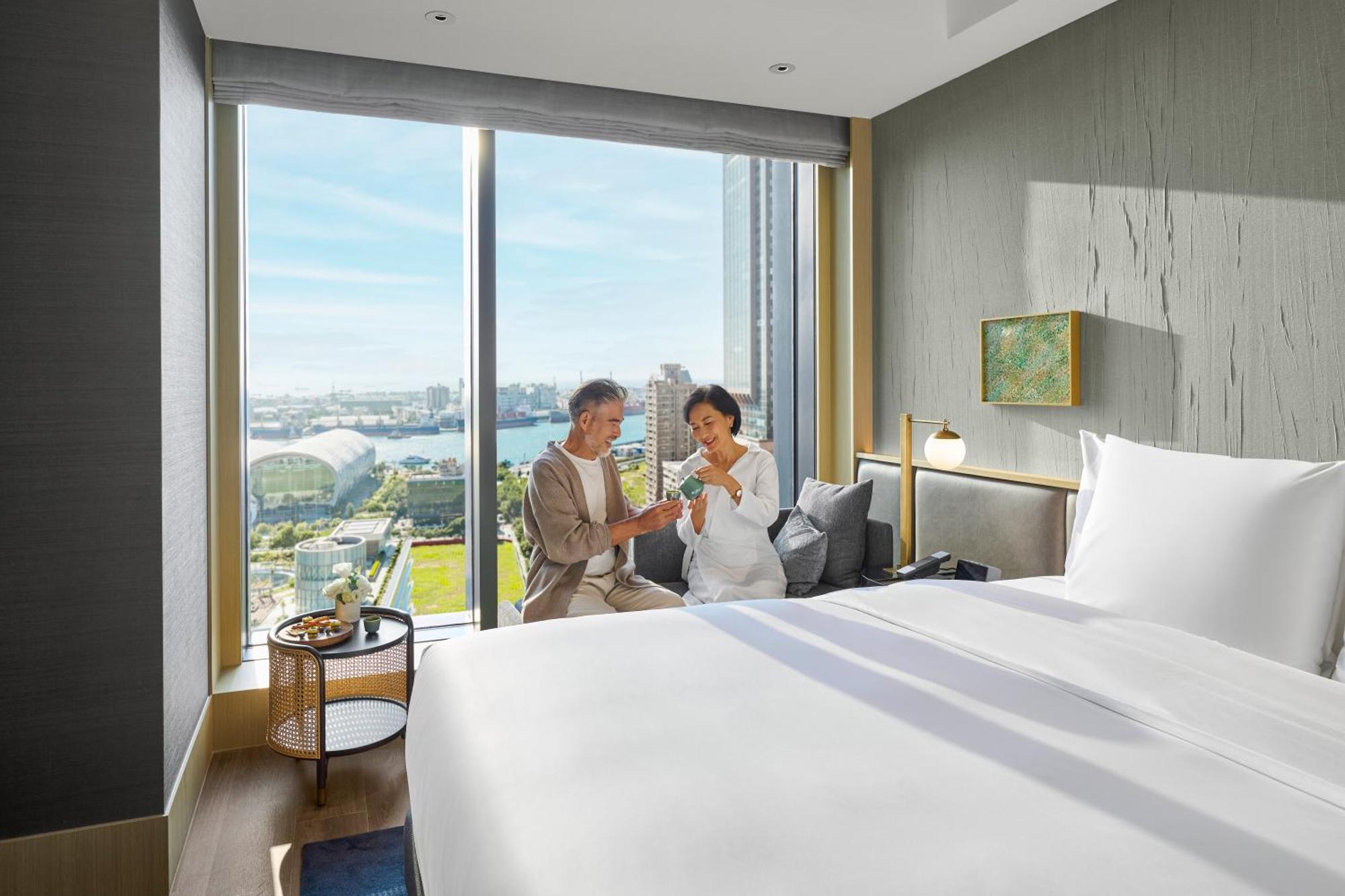 Intercontinental Kaohsiung By Ihg Otel Oda fotoğraf A guest room at the hotel