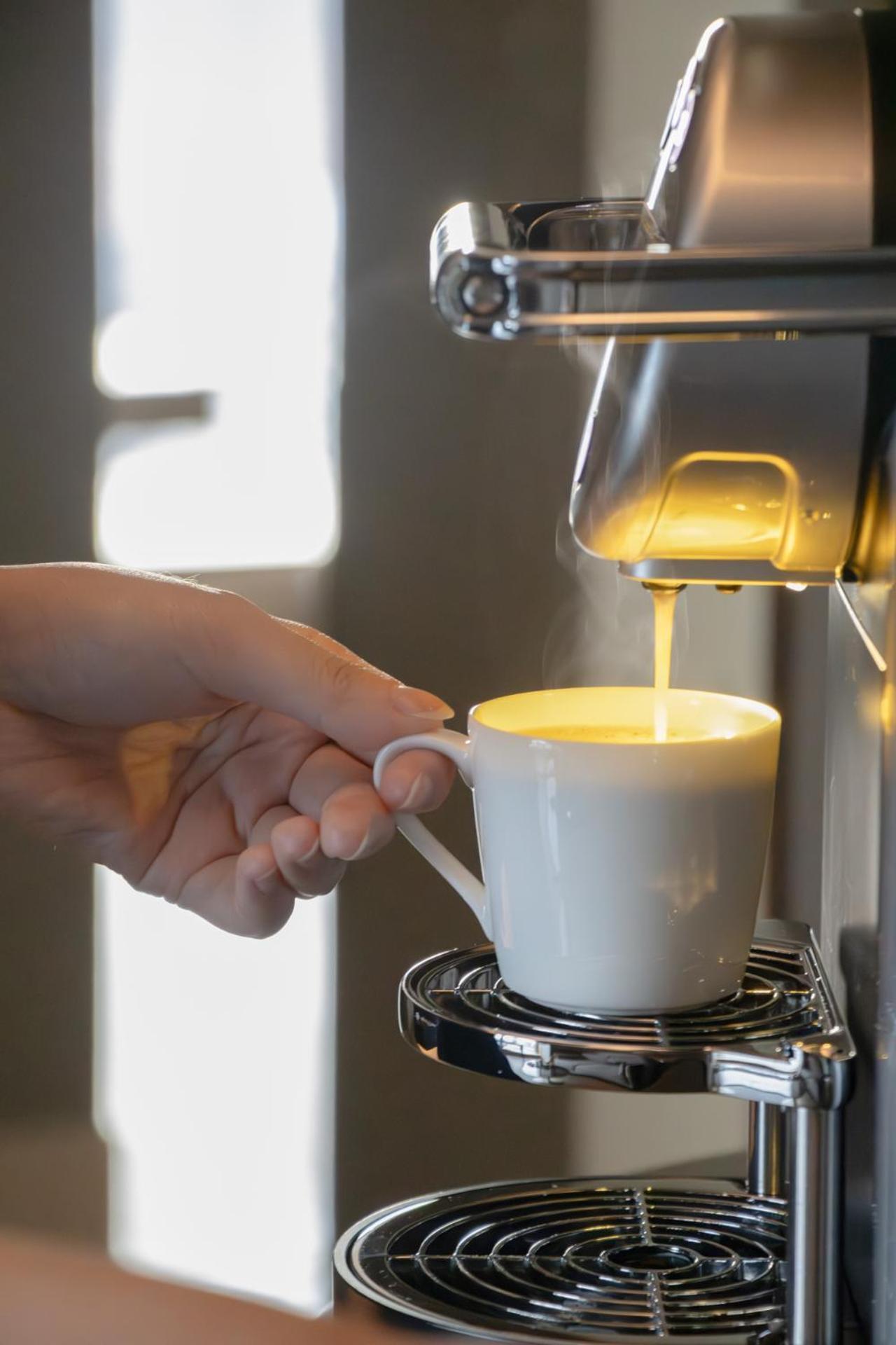 Intercontinental Kaohsiung By Ihg Otel Oda fotoğraf A coffee machine