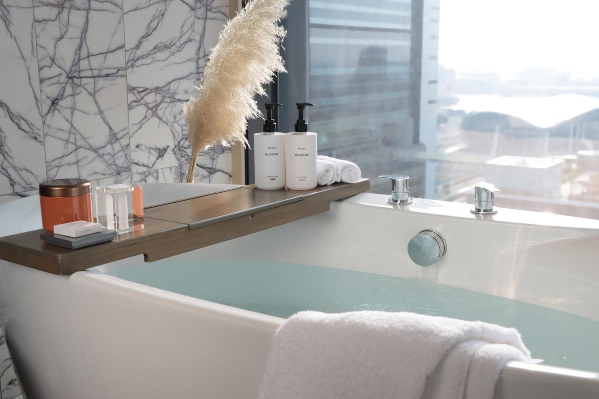 Intercontinental Kaohsiung By Ihg Otel Dış mekan fotoğraf A modern bathtub