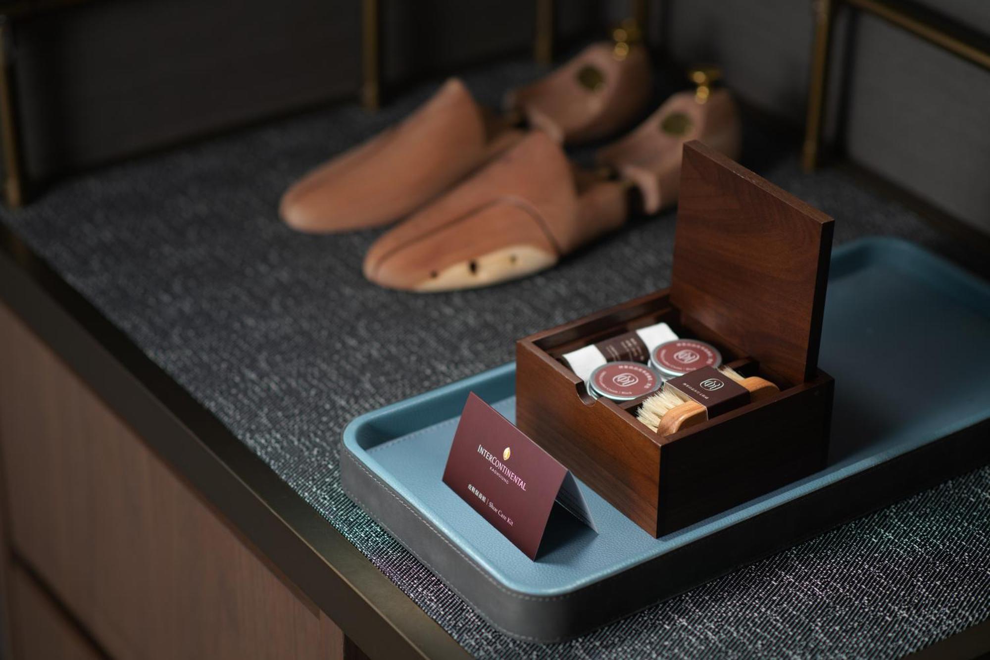 Intercontinental Kaohsiung By Ihg Otel Dış mekan fotoğraf Shoe shine kit